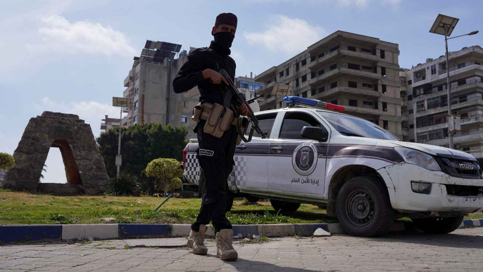 أحد عناصر الأمن السوري (أرشيفية)