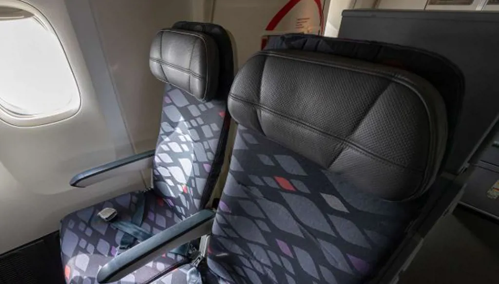 "ما حصل لم يكن لطيفا"... أستراليان يجلسان ساعات بجانب جثة راكبة توفيت أثناء رحلة جوية!