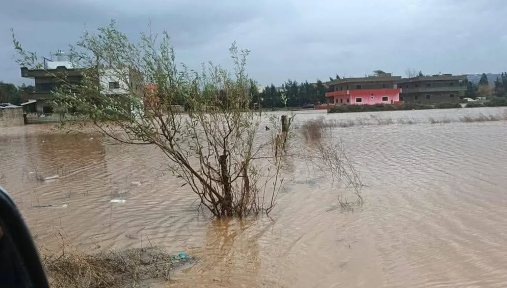 السيول تجتاح ضفاف النهر الكبير... وإقفال معبر العريضة موقتاً خشية انهيار الجسر
