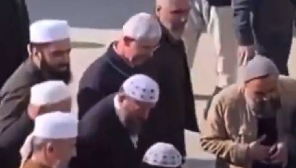 صراع 3 إخوة على تركة والدهم... اختلفوا على الإرث فقسموا مسجداً! (فيديو)