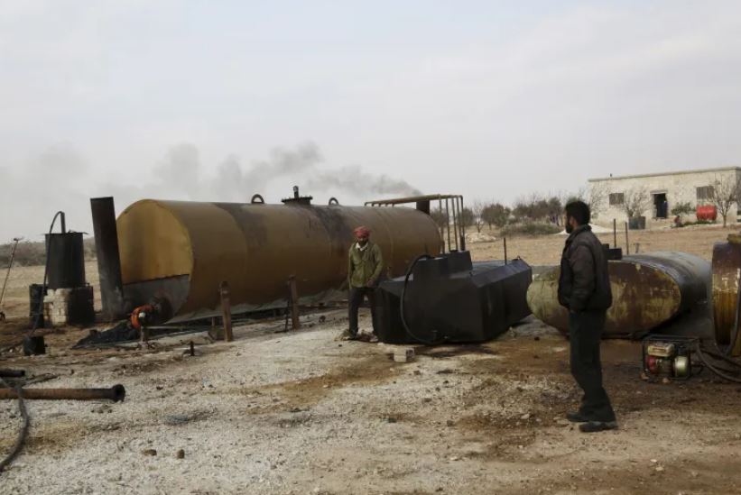 عمال في موقع لمصفاة النفط بريف إدلب (وكالات)