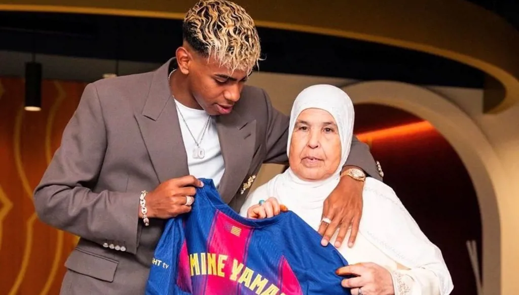 يامال يخطف الأضواء مع جدته المغربية في حفل تجديد عقده مع برشلونة (فيديو)