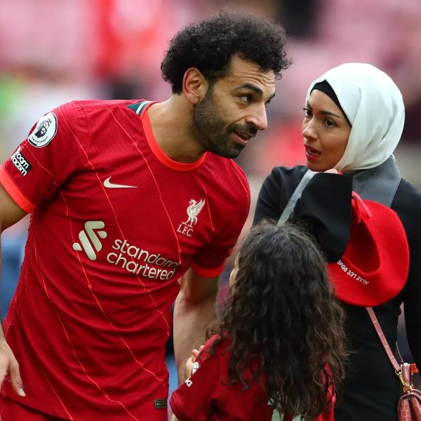 محمد صلاح مع زوجته. (وكالات)