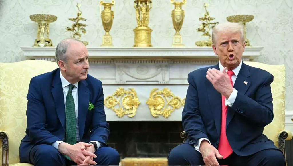 بقعة مكياج على يد دونالد ترامب تثير تساؤلات حول صحته (صور)