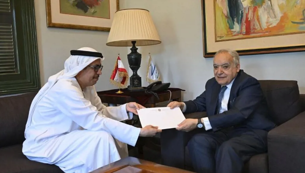 وزير الثقافة يتسلّم دعوة إماراتية لحضور مؤتمر عن الأوضاع الدولية في أبوظبي