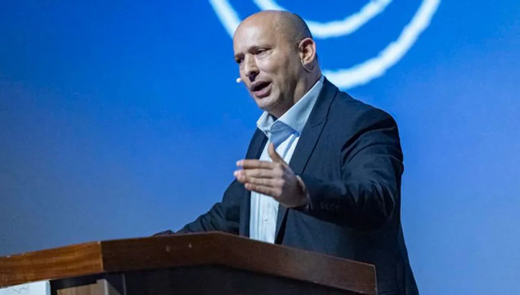 "حنظلة" الإيراني يخترق هاتف بينيت… معلومات شخصية محرِجة وحسّاسة