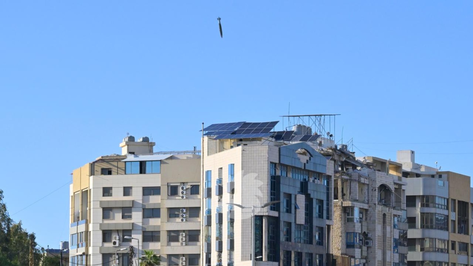 الغارة الإسرائيلية على المبنى المهدد في الغبيري (نبيل اسماعيل).