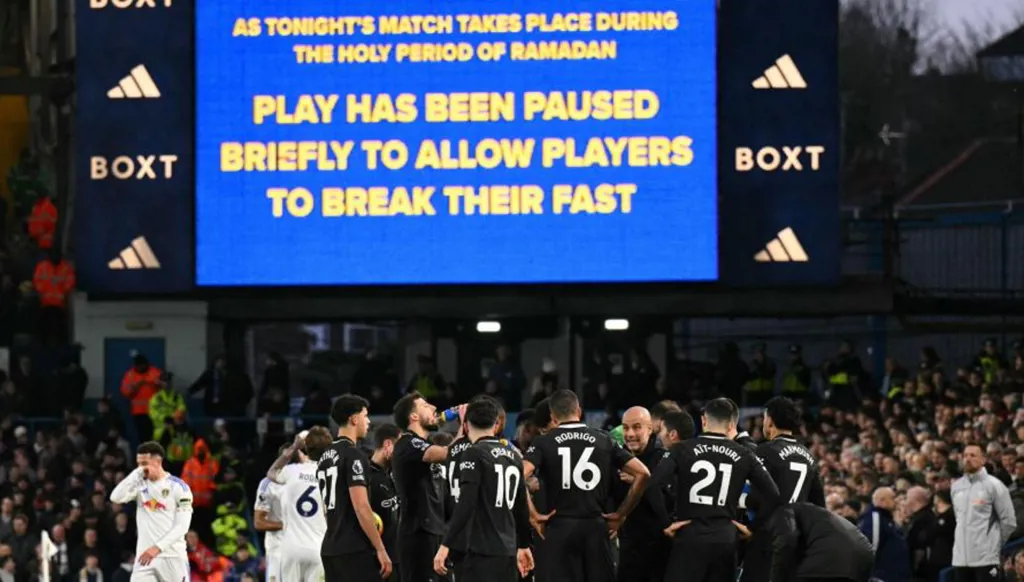 ليدز يطالب جماهيره باحترام إفطار اللاعبين في رمضان