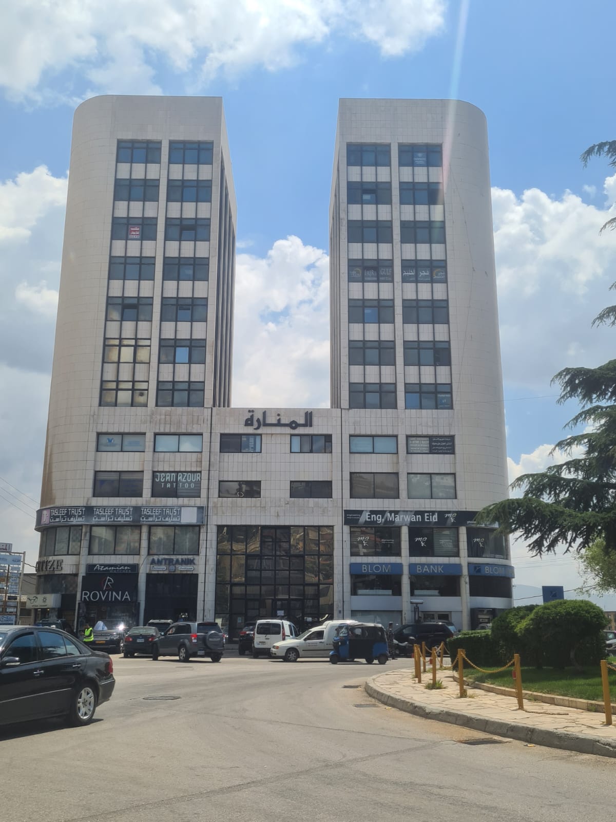 بناية المنارة عند مدخل مدينة زحلة تخلو واجهتها من اي لافتة (تصوير دانييل خياط- النهار).