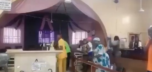 مقتل شخصين وخطف آخرين في اقتحام مسلحين لكنيسة بنيجيريا (إكس)