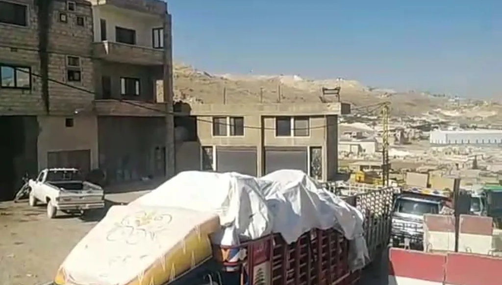 استئناف العودة الطوعية لـ100 عائلة سورية من عرسال إلى القلمون (فيديو)