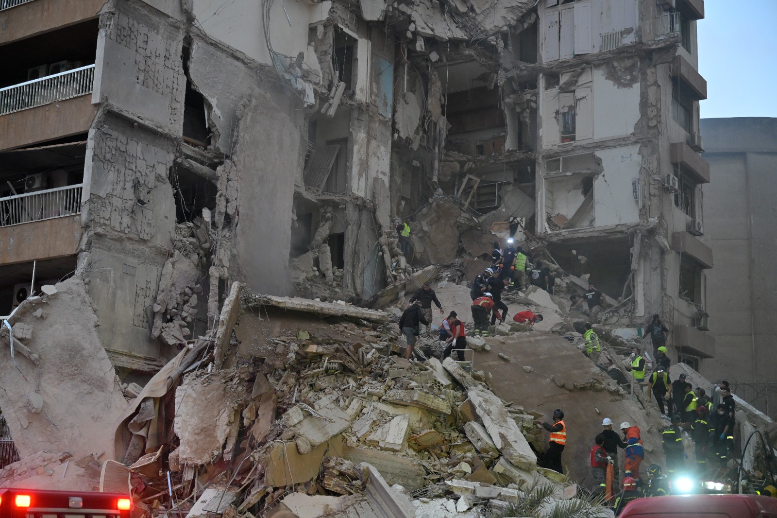 آثار دمار من جراء غارة اسرائيلية على برج أبي حيدر (تصوير نبيل إسماعيل- النهار).