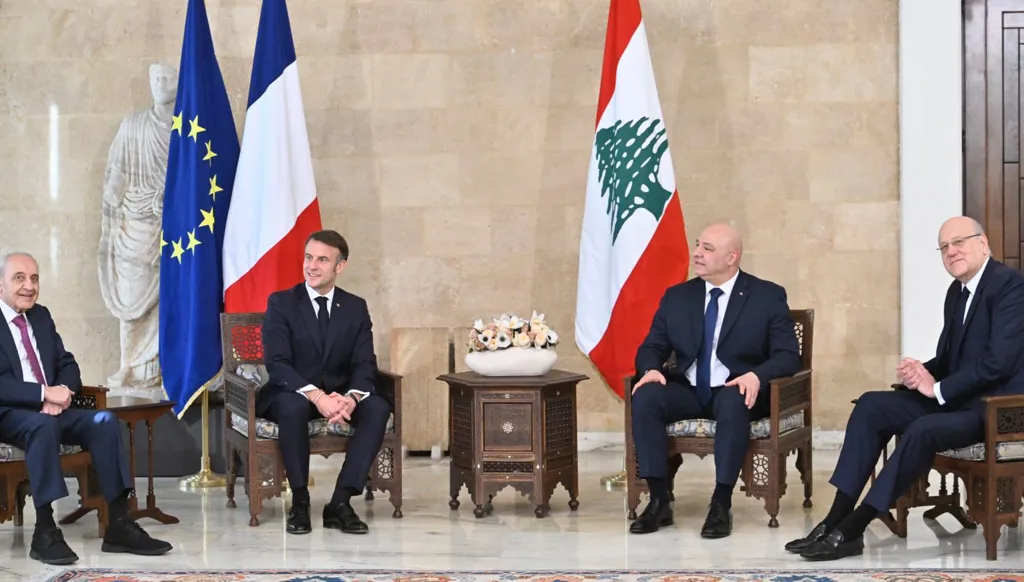 ماكرون في بعبدا ولقاء ثنائي... تأكيدات على ترسيم الحدود البحرية وانسحاب الجيش الاسرائيلي وحصر السلاح بيد الدولة (فيديو)