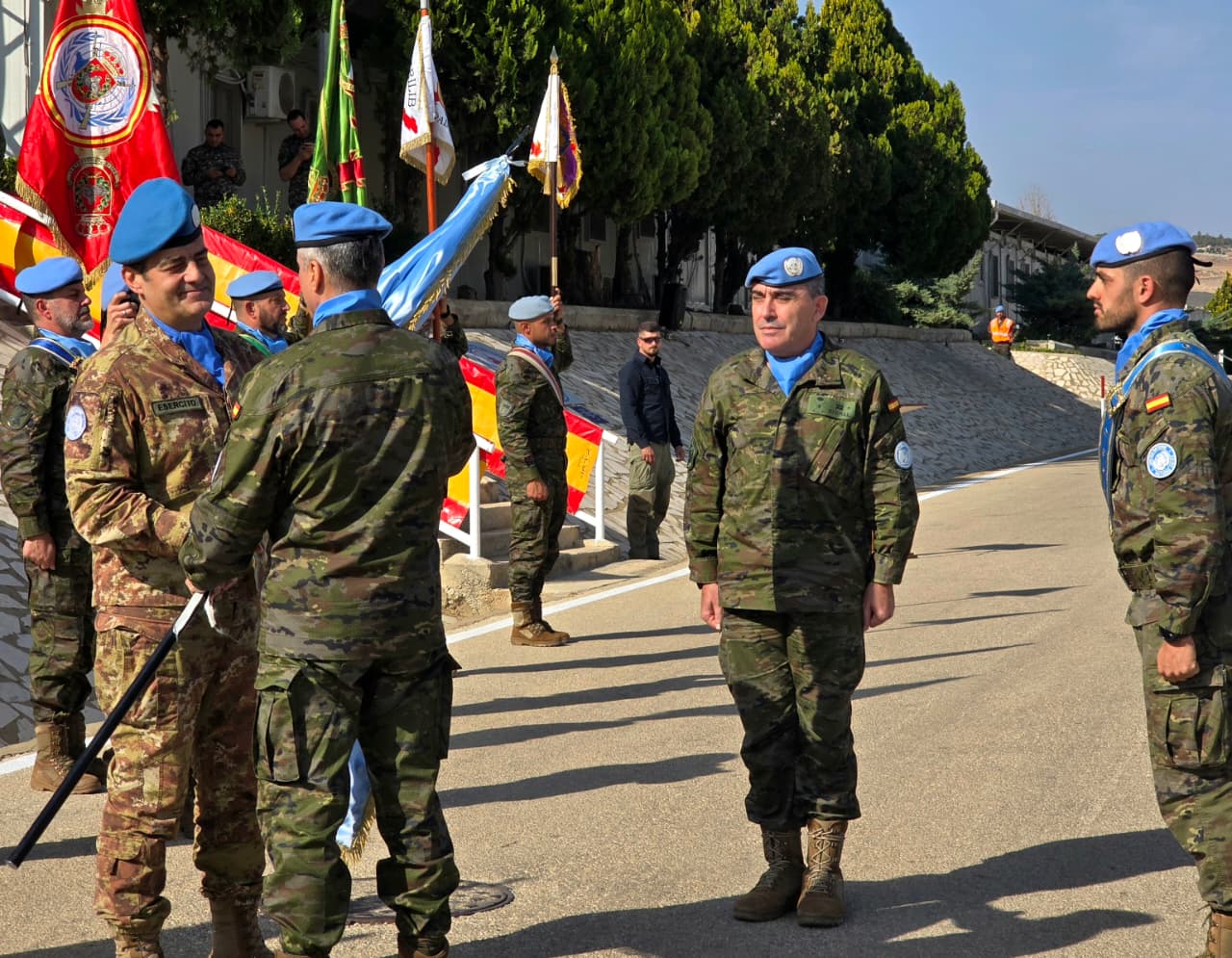 تسليم وتسلم بين القائد السلف والقائد الخلف.