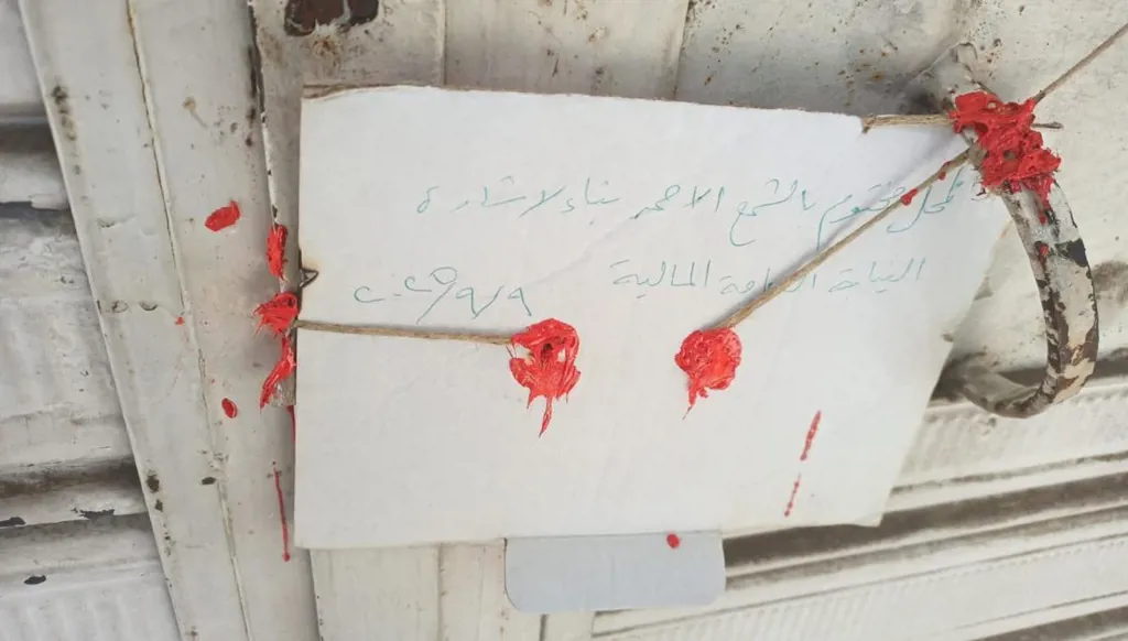روّج عملات مزوّرة في الضنيّة وهرب... فأقفل محلّه بالشمع الأحمر!