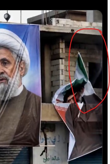 ظهور شكل مجتبى خامنئي في الفيديو بعدما نزع الشاب صورته