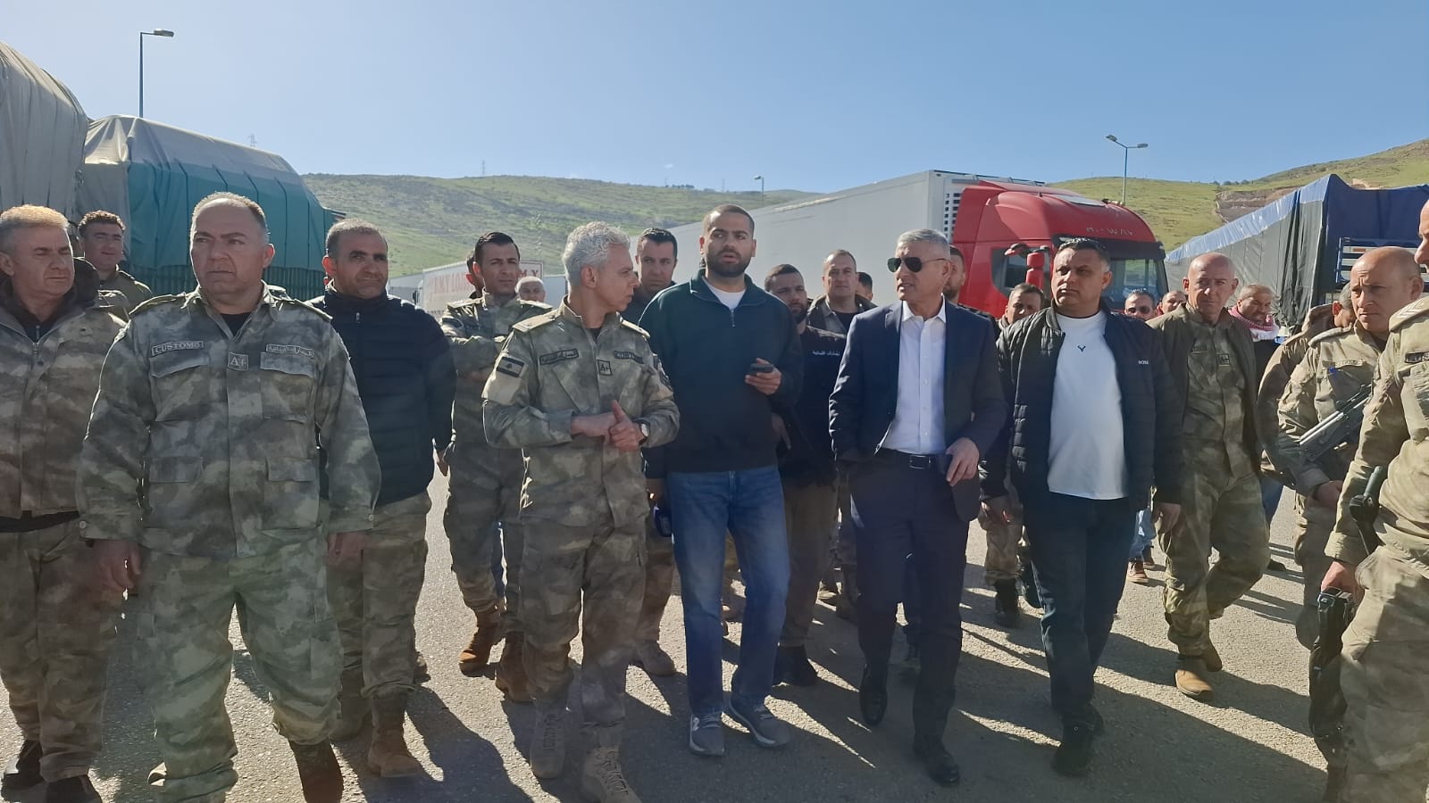 زيارة رئيس المجلس الأعلى للجمارك إلى المصنع (صورة مرفقة بالبيان).