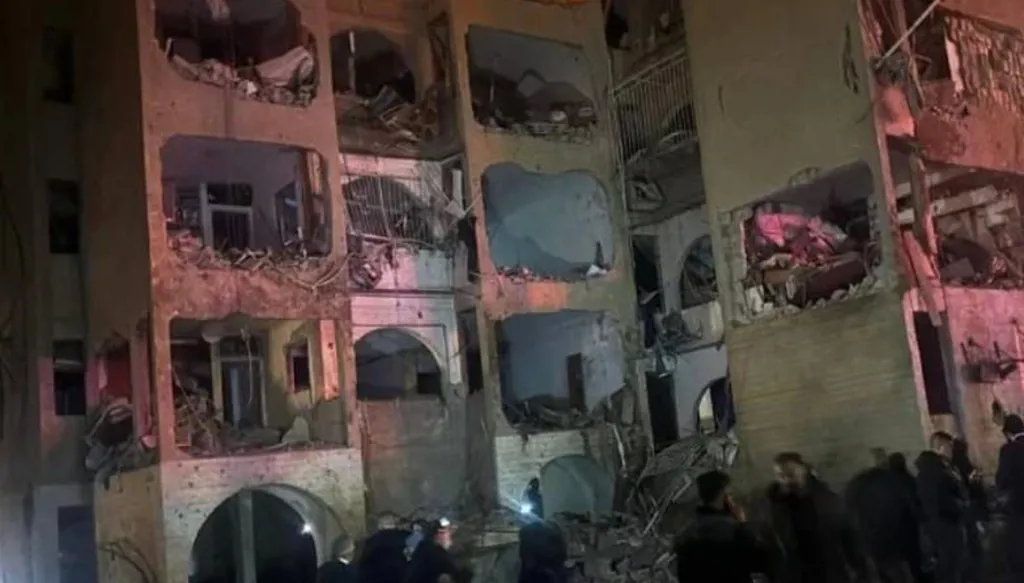 "حدث كبير جداً"... أكثر من 120 مصاباً وعالقون تحت الأنقاض في عراد جنوبي إسرائيل