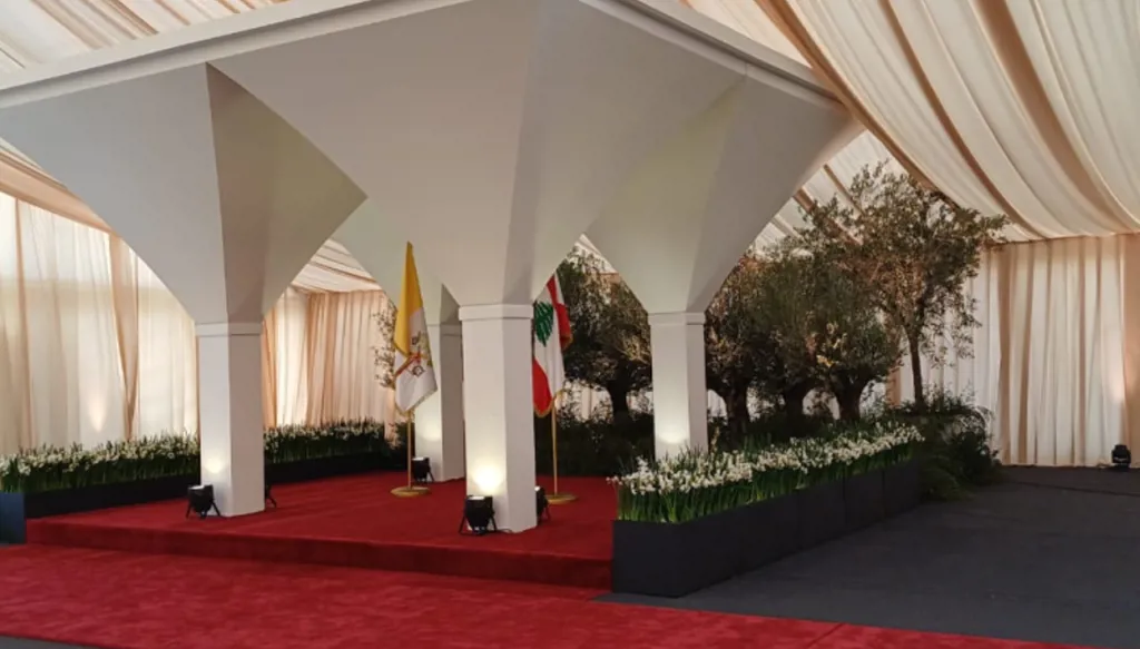 مطار رفيق الحريري يزدان بالنارسيس والزيتون ترحيباً بالبابا… رمزان للسلام والرجاء