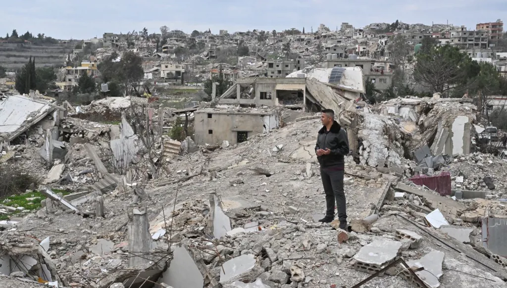 أهالي عيتا الشعب يبحثون بين الركام عن أثر لقريتهم... "النهار" تواكب العودة (صور)