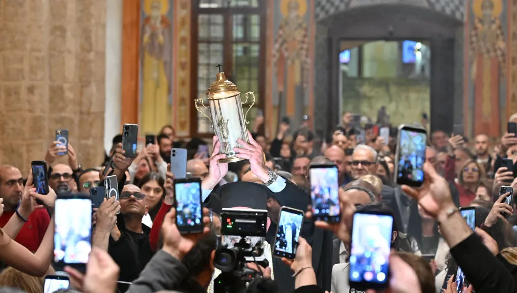 La Lumière Invaincue : Le miracle du Feu sacré au cœur de la tourmente