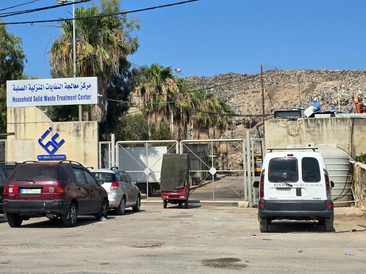 أبواب معمل معالجة النفايات المنزلية الصلبة في صيدا مقفلة منذ ثلاثة أيام. (أحمد منتش)
