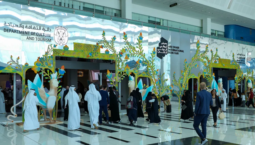معرض أبوظبي الدولي للكتاب 2026: يوم بين آلاف الكتب ودور النشر العالمية