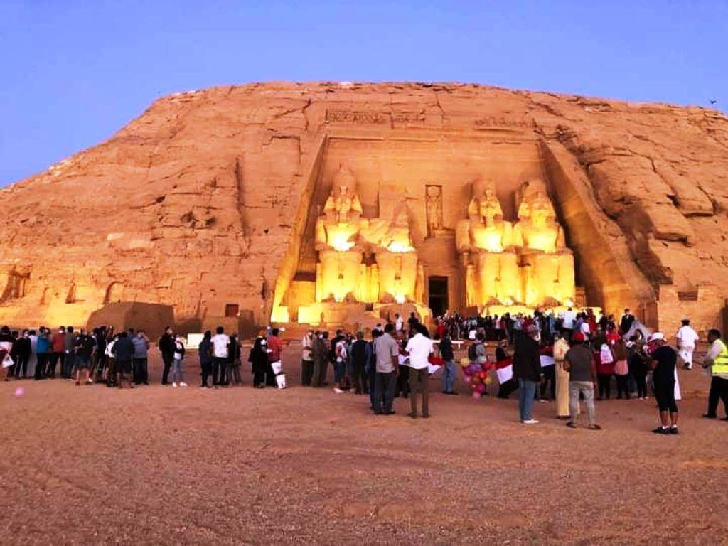 تعامد الشمس على وجه الملك رمسيس الثاني بمعبد أبو سمبل. (وكالات)