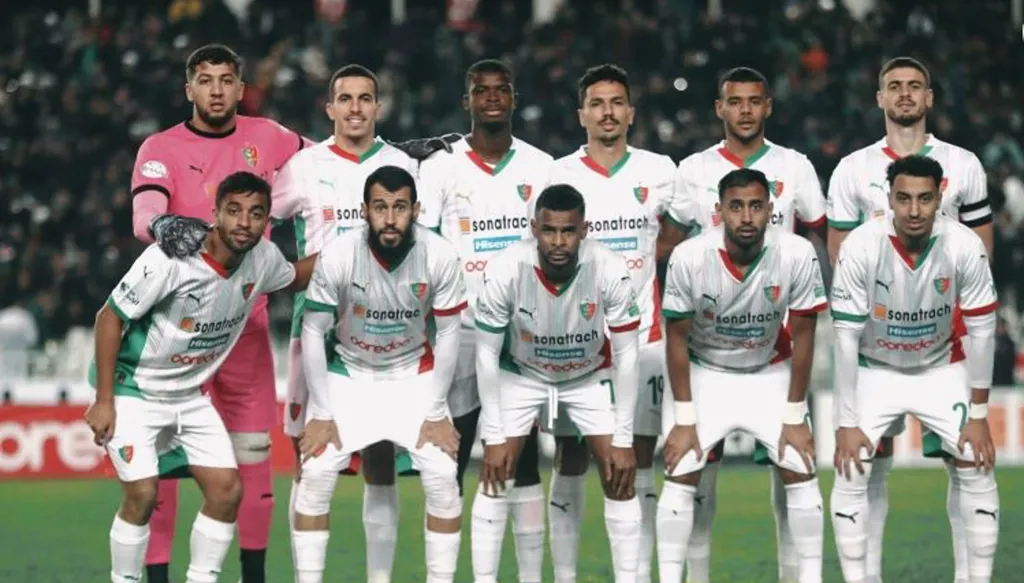إيقاف قائد مولودية الجزائر بسبب إهانة الحكم