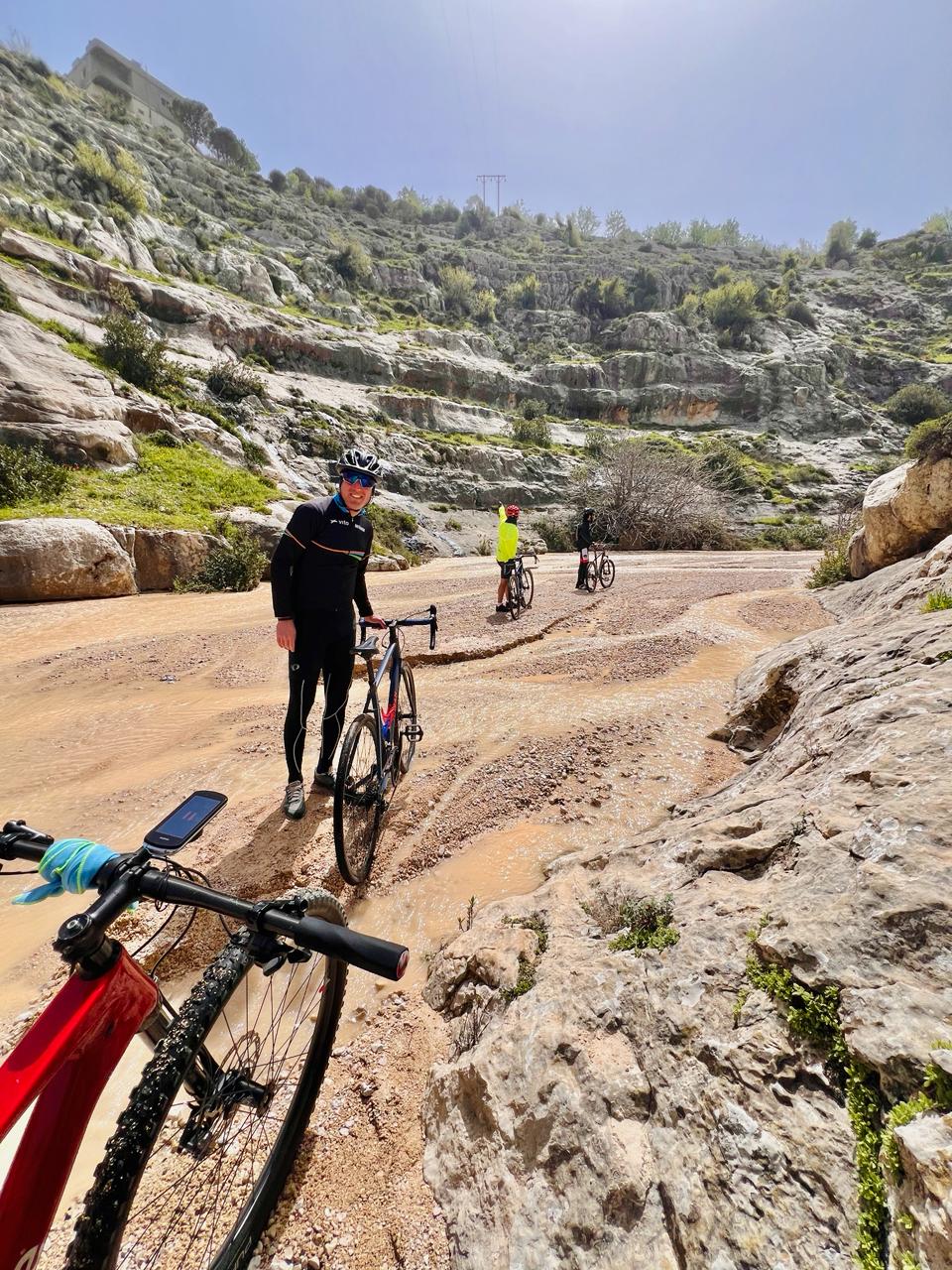 على طريق أكروم. (ميشال حلاق)