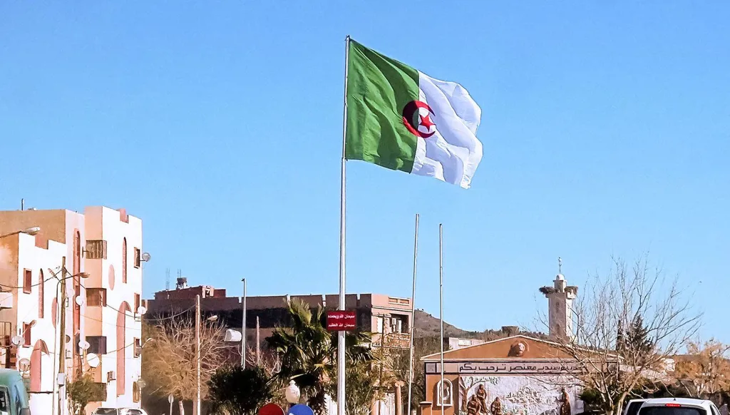 الجزائر: حزب "حمس" يبارك سقوط الأسد في انتظار رد فعل رسمي