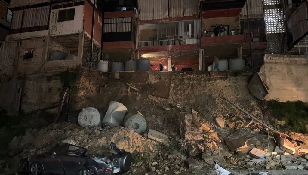 انهيار جزئي لمبنى في الشويفات… وإخلاء في البداوي شمالي لبنان (صور)