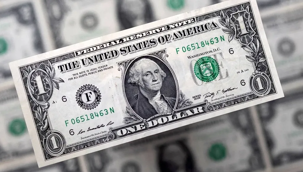 من التضخم إلى إزالة الدولرة: عوامل تهزّ هيمنة الدولار الأميركي فهل يفقد عرشه؟