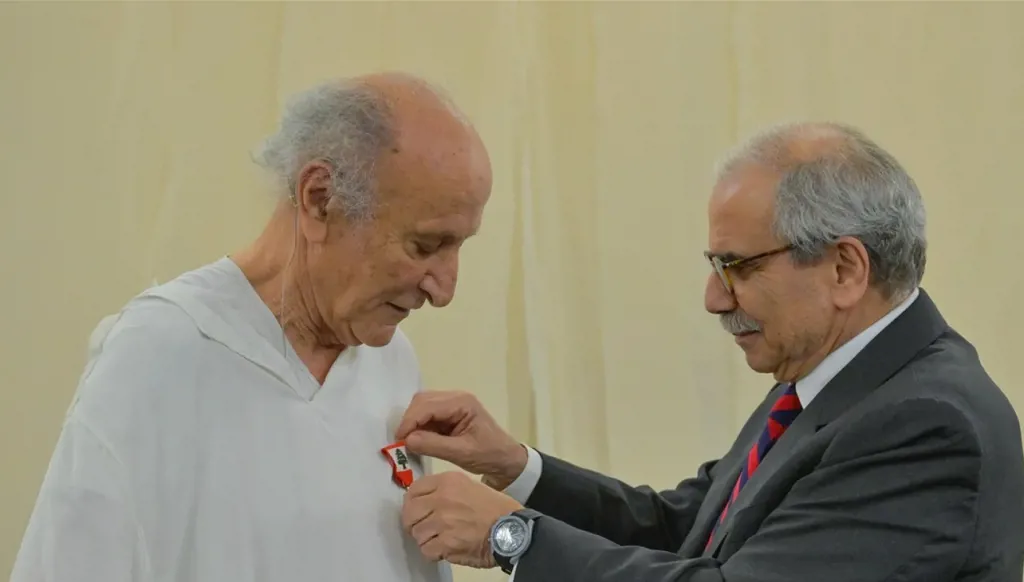 من المستشفى إِلى المسرح إِلى المستشفى