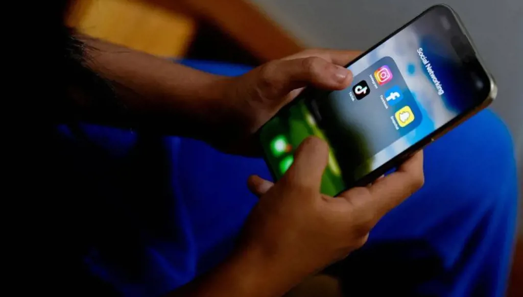 الحكومة الهندية تبحث مع منصات إجتماعية فرض قيود عمرية