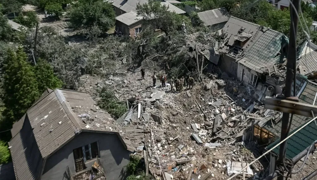 خبراء أمنيون يعملون في موقع غارة روسية في زابوريجيا (رويترز/ أرشيف)