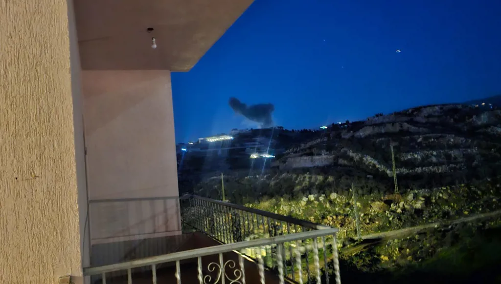 بعد التحذير... الجيش الإسرائيلي يستهدف كفرحتى جنوبي لبنان (فيديو وصور)