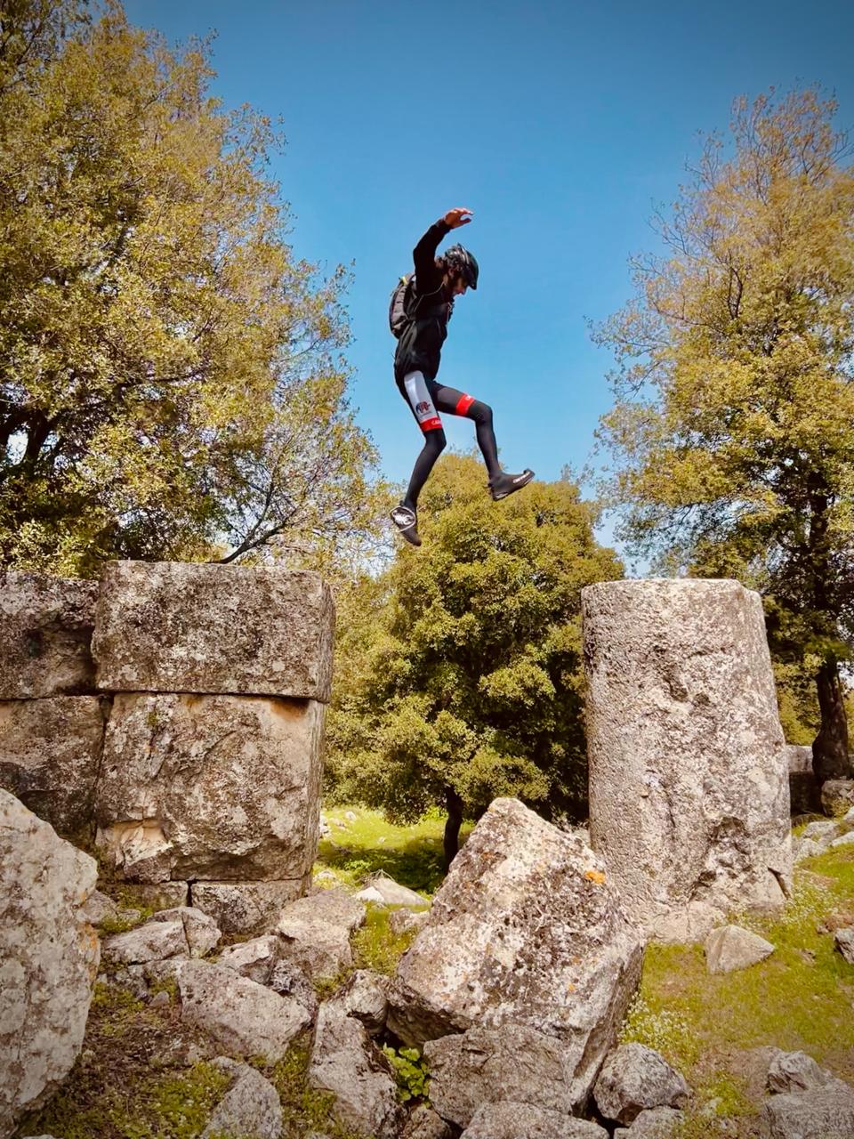 قفزة في الهواء داخل قلعة الحصين.