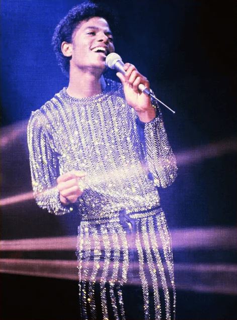 مايكل جاكسين  بالبدلة البرّاقة في I Wanna Rock With You (انترنت)