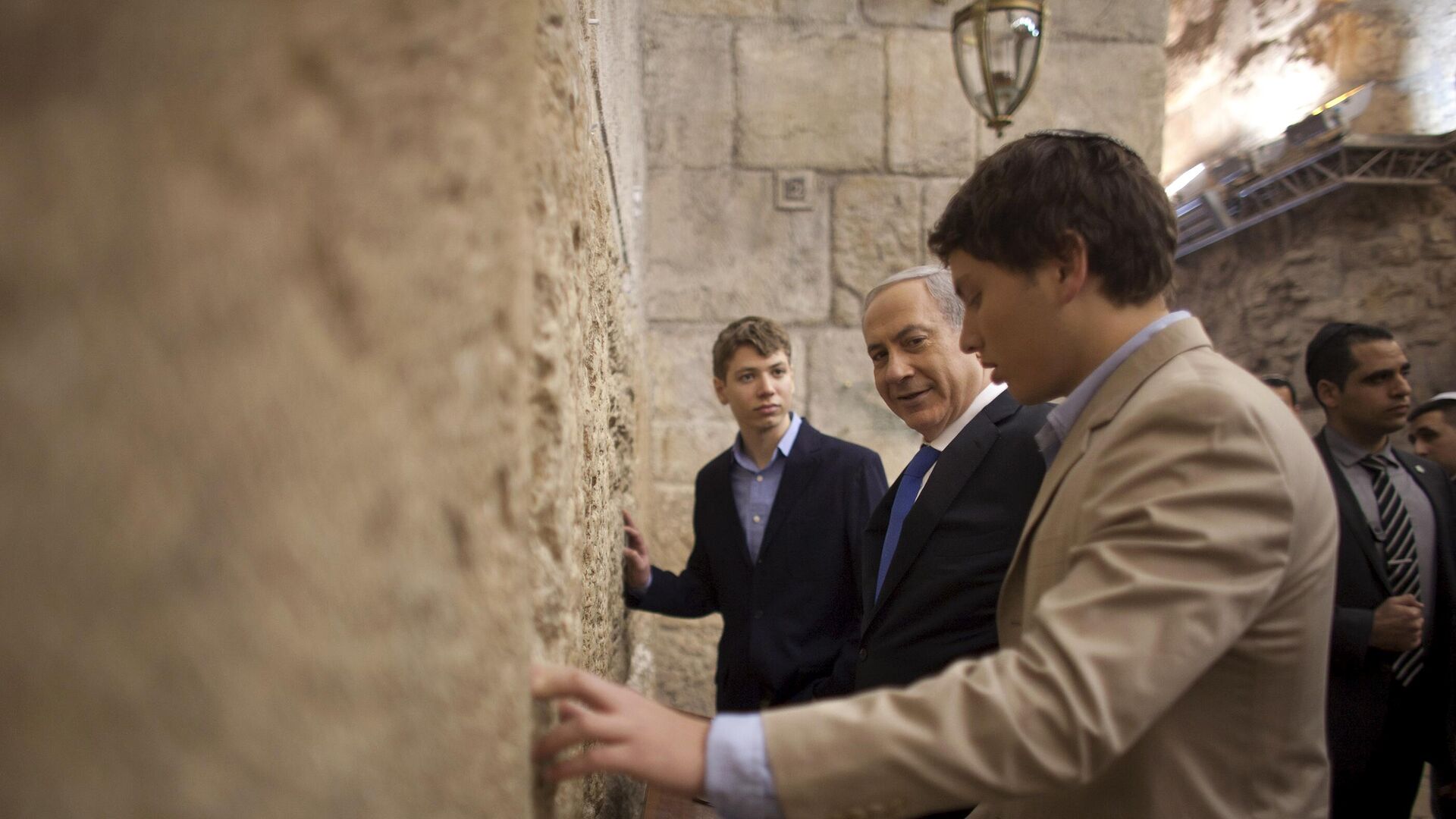 نتنياهو في القدس برفقة ولديه (وكالات)