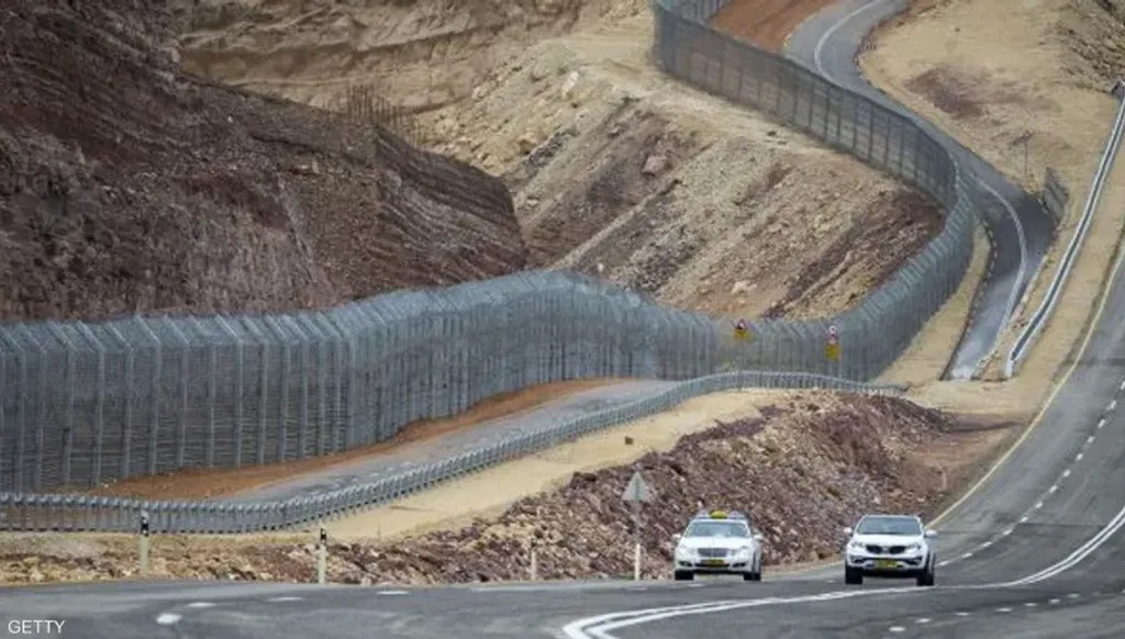 استراتيجية أمنية جديدة... إسرائيل توزّع السلاح على سكّان القرى الحدودية!