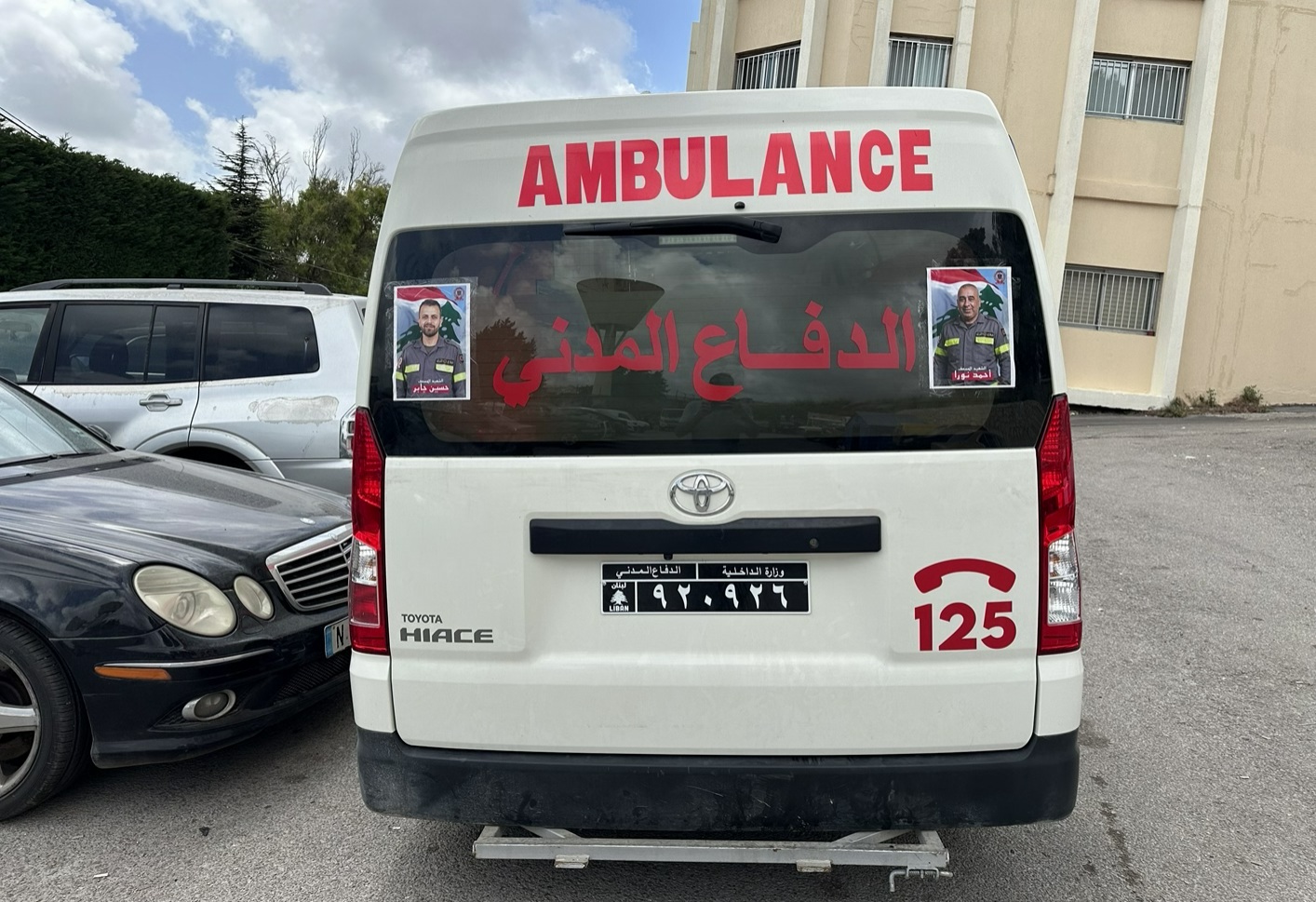 سيارة إسعاف للدفاع المدني اللبناني في باحة مستشفى النجدة الشعبية (النهار)