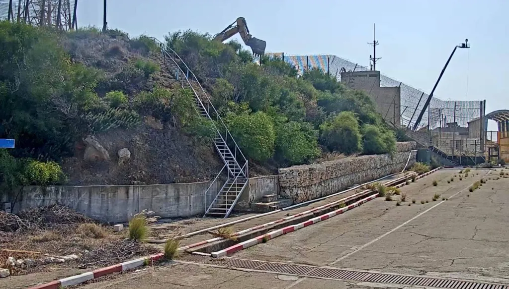 إسرائيل تعبث بالخط الأزرق... مخاوف من فرض أمر واقع حدودي جديد