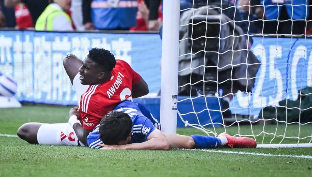 بعد اصطدامه بالقائم... جراحة طارئة لمهاجم نوتنغهام