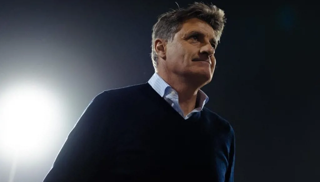 القادسية السعودي يمدد عقد المدرب الإسباني ميتشيل حتى 2027