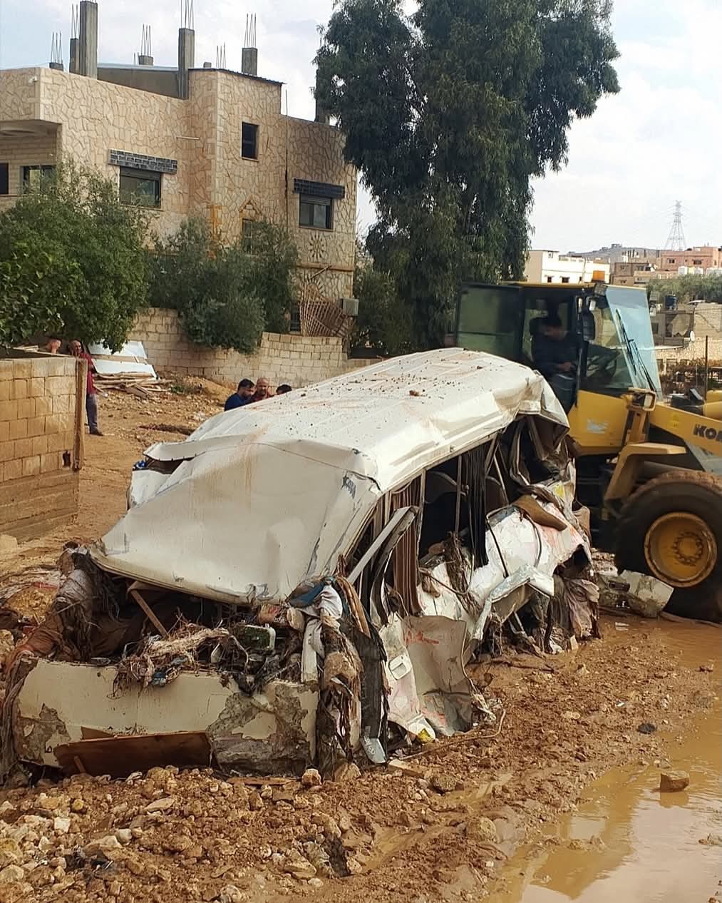 حافلة نقل ركاب تعرضت للضرر (منصات التواصل)