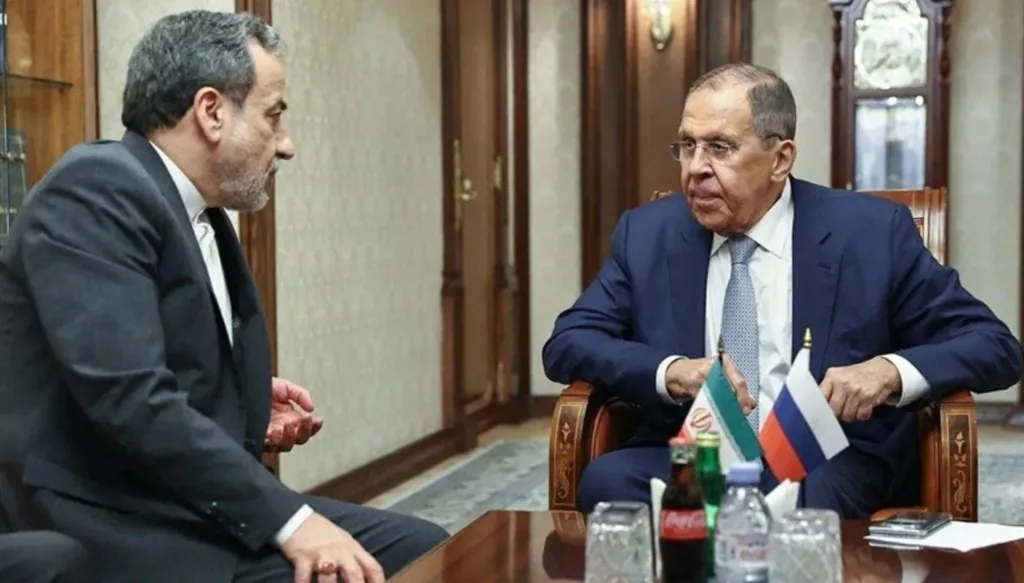 لافروف يلتقي عراقجي ويجدد عرض موسكو المساعدة في حل النزاع النووي