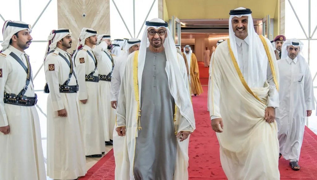 رئيس الإمارات يجري اتصالاً هاتفياً مع أمير قطر