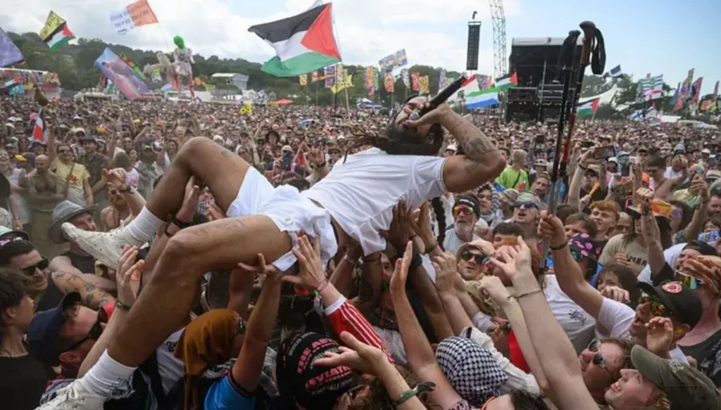 أميركا تلغي تأشيرات فرقة موسيقية هتفت بعبارات معادية لإسرائيل في بريطانيا