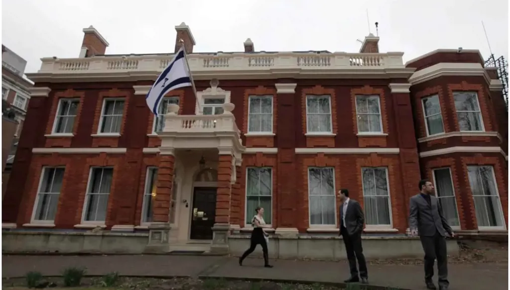 الادعاء البريطاني‭:‬ "رسالة استشهاد" بحوزة مسلح حاول دخول سفارة إسرائيل